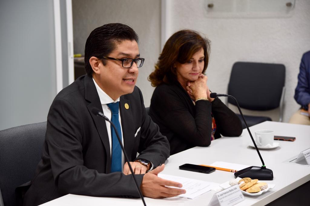Rector CUCS junto a Dra. Saralyn tomando la palabra al micrófono