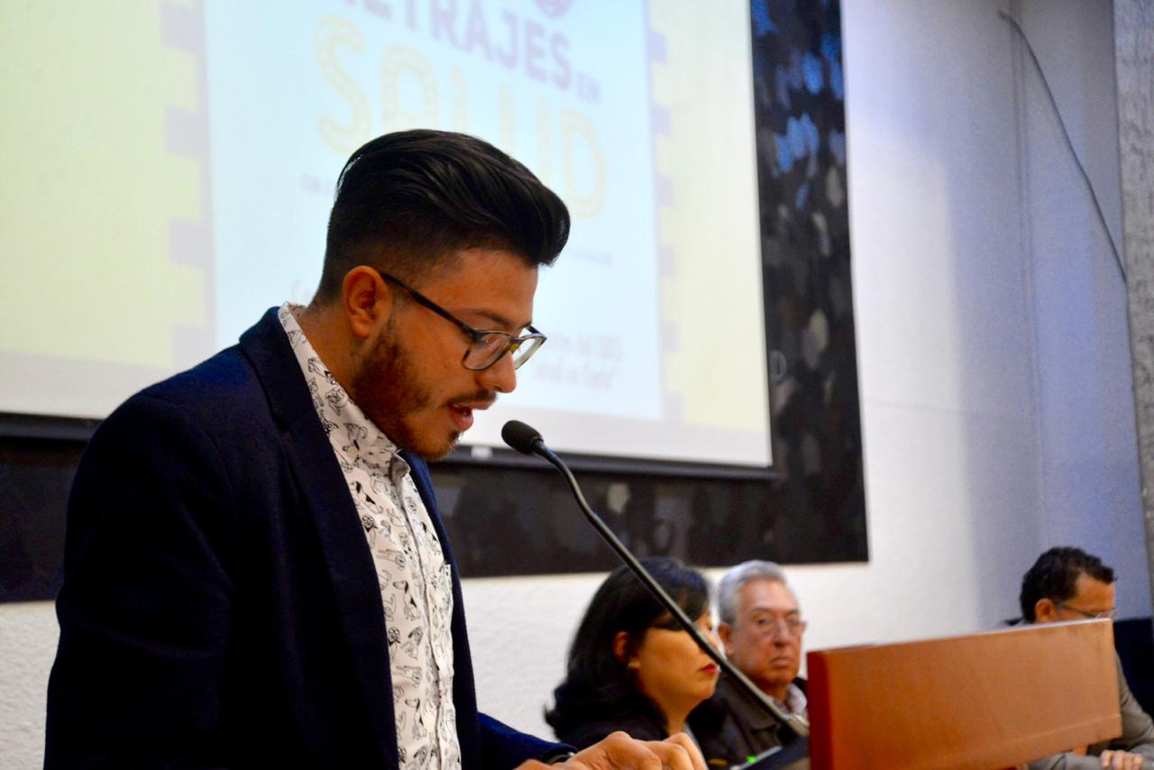 Alonso López haciendo uso de la voz en el podio