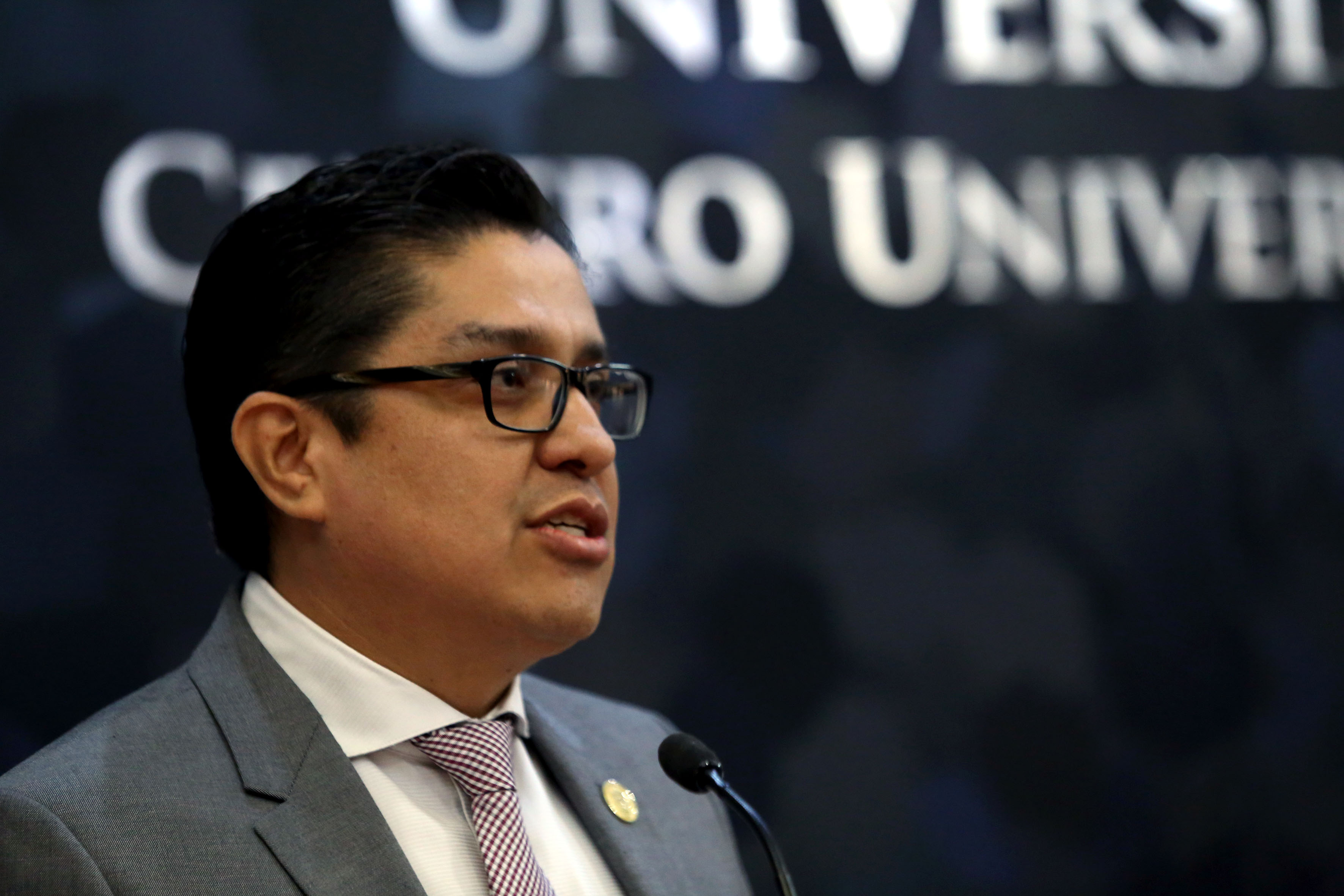 Rector del CUCS emitiendo un mensaje a los presentes