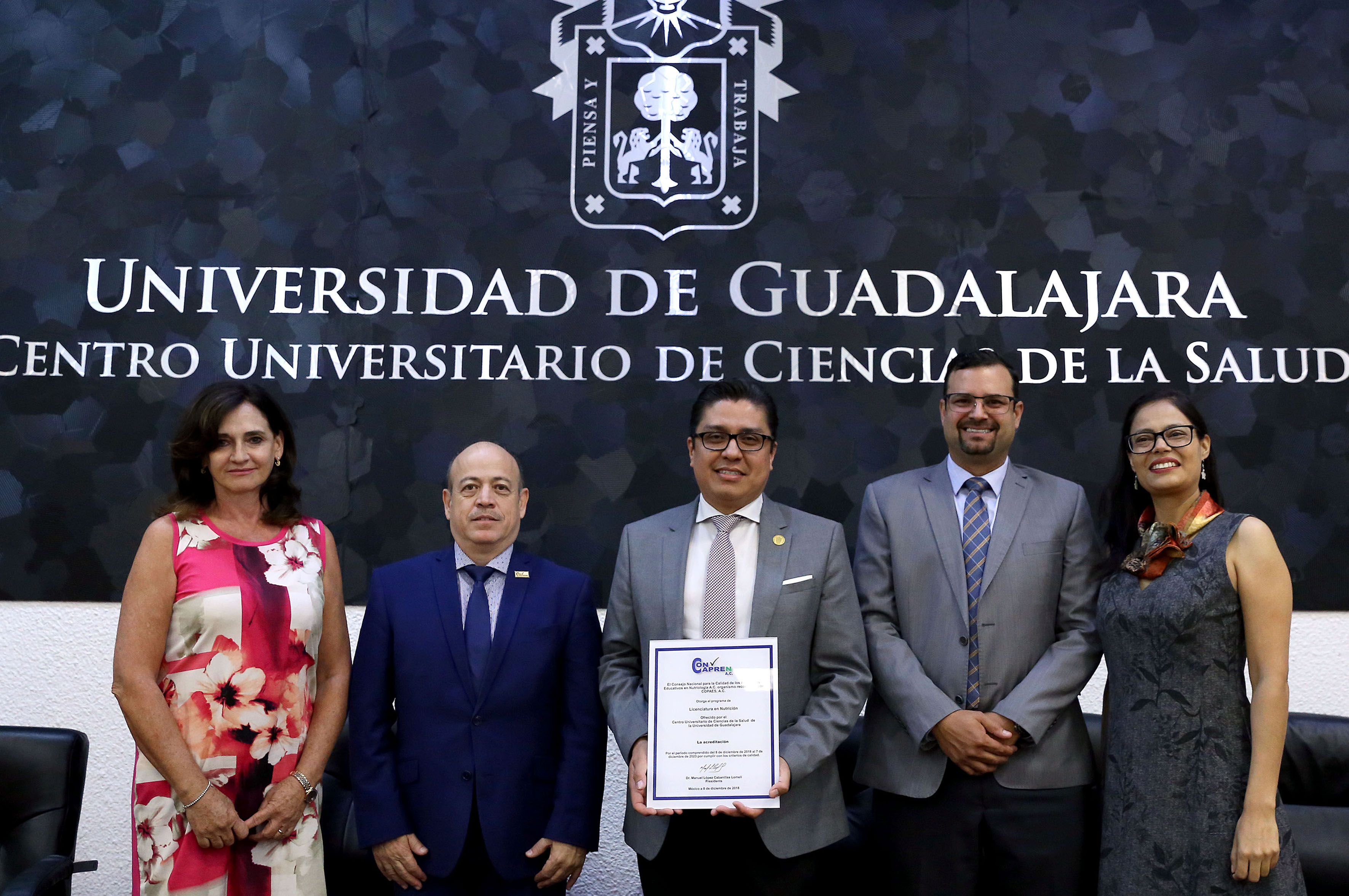 Directivos del CUCS posando para la foto exhibiendo el reconocimiento