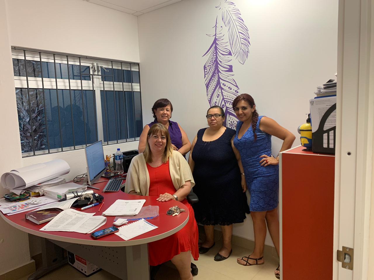 Dra Serafina Castro posando para la foto con el equipo de psicólogas del INPSIEE