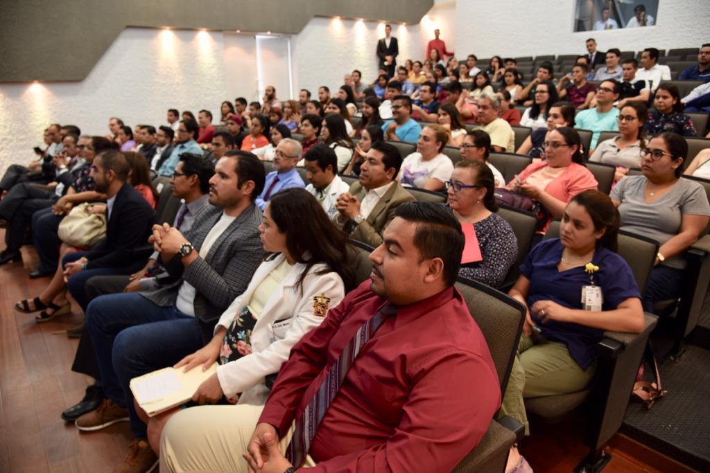 Docentes y alumnos asistentes a la presentación de evaluadores