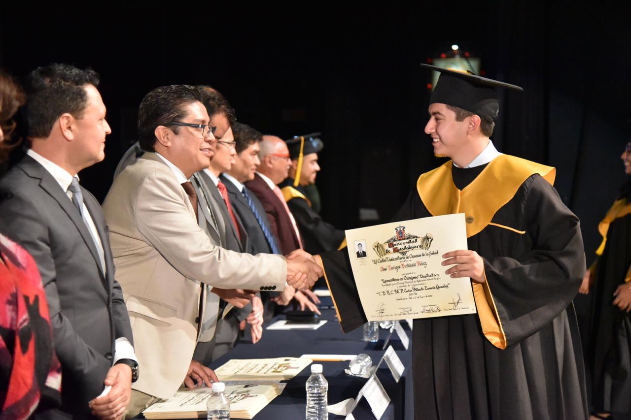 Rector CUCS entregado reconocimiento a graduado