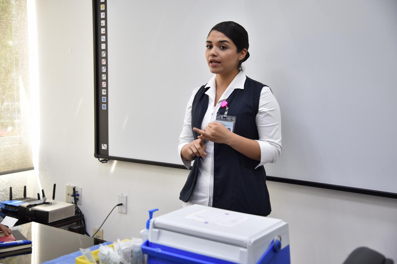 Enfermera explicando generalidades sobre la vacunac