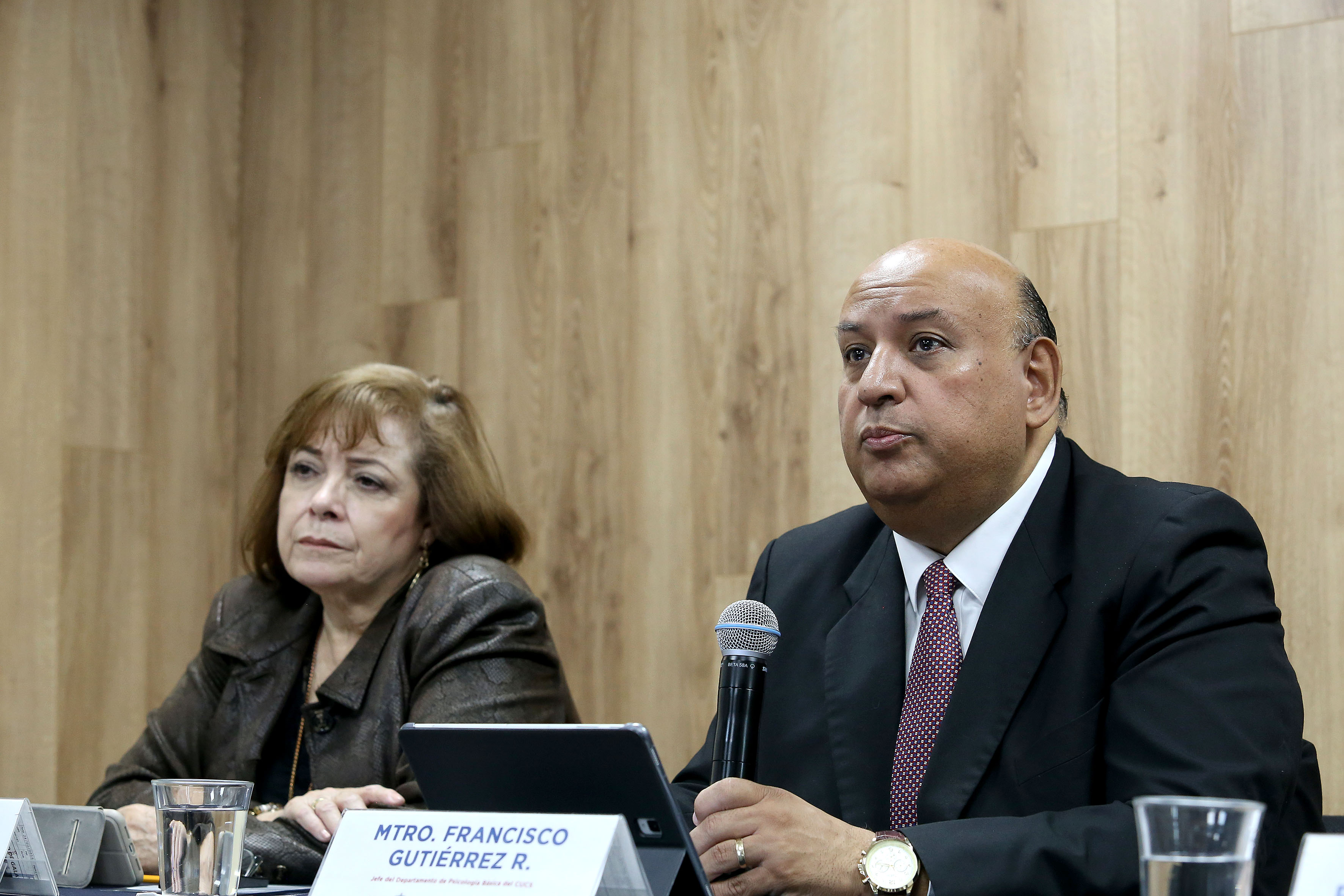 Jefe de Psicología Básica al micrófono en la rueda de prensa