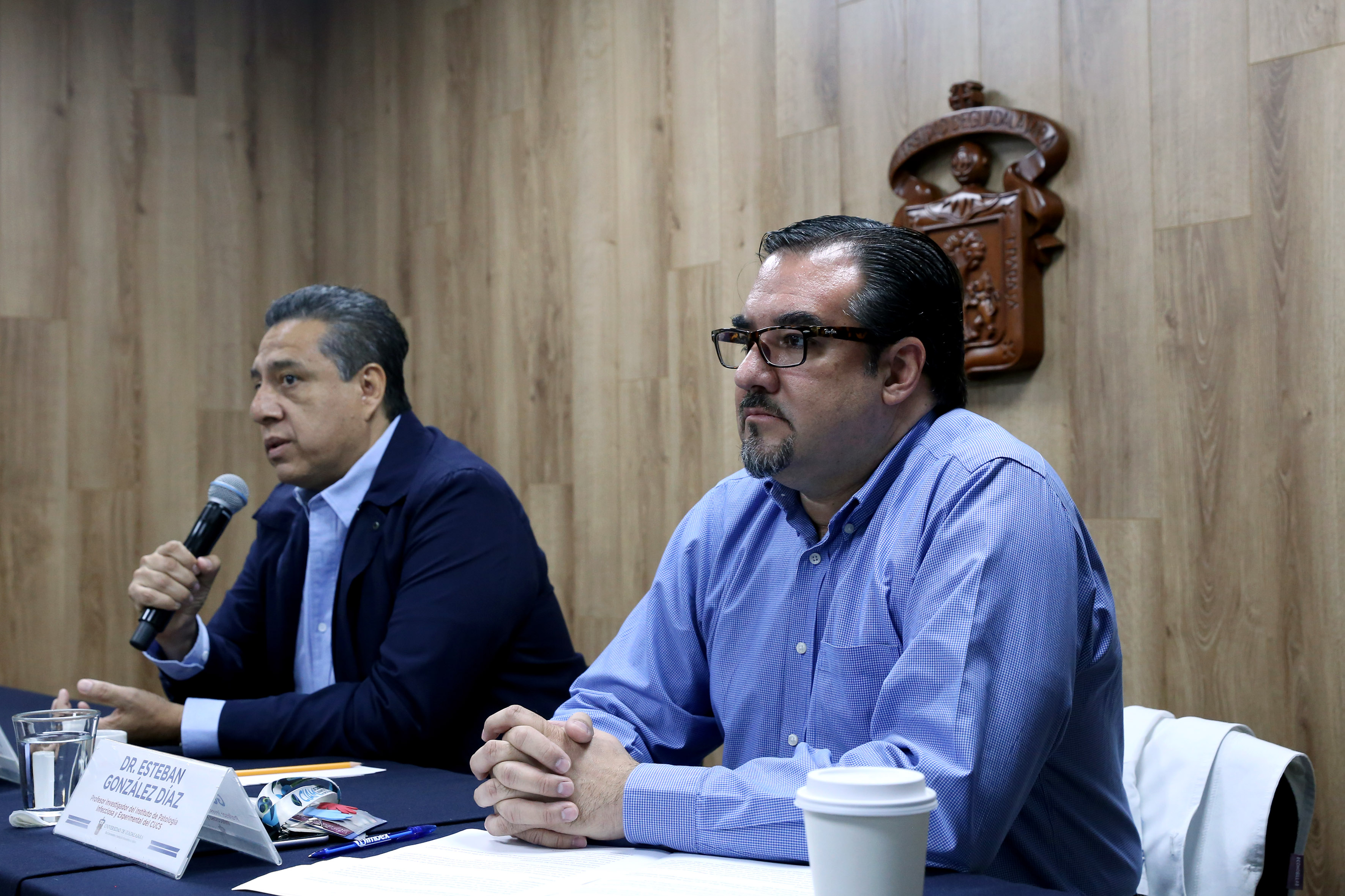 Dr. Ezequiel Magallón en rueda de prensa haciendo uso de la voz