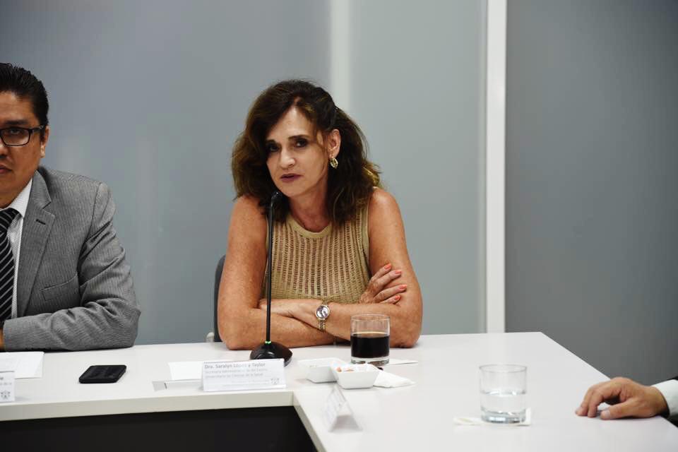 Secretaria Administrativa ofreciendo mensaje a nuevos directivos