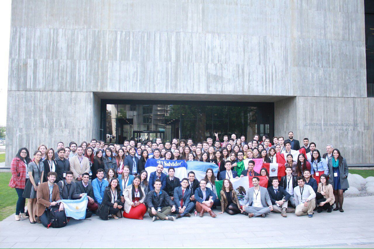 Foto grupal de los 100 jóvenes latinoamericanos líderes en Bioltecnología 