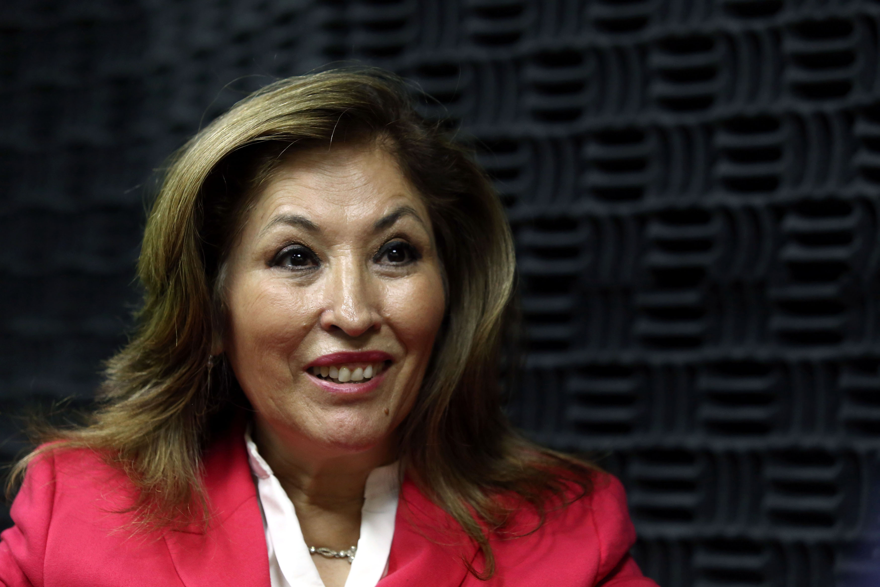 Dra Laura Cortés Sanabria con expresión de sorpresa, foto en cabina