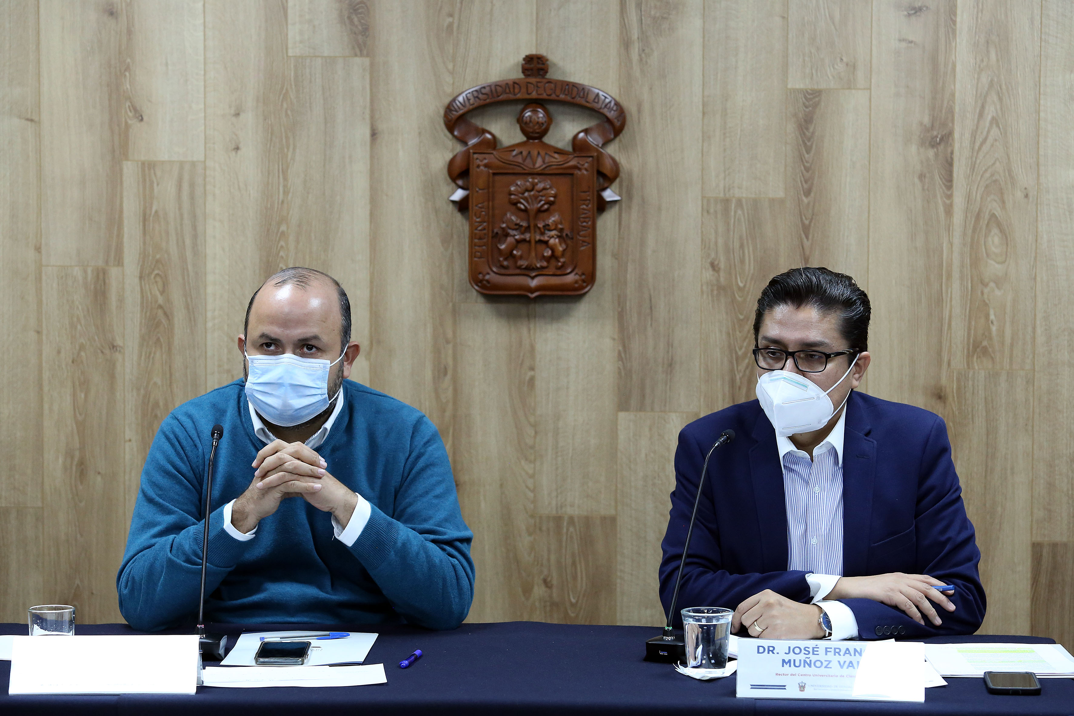 Rector General y Rector del CUCS en rueda de prensa