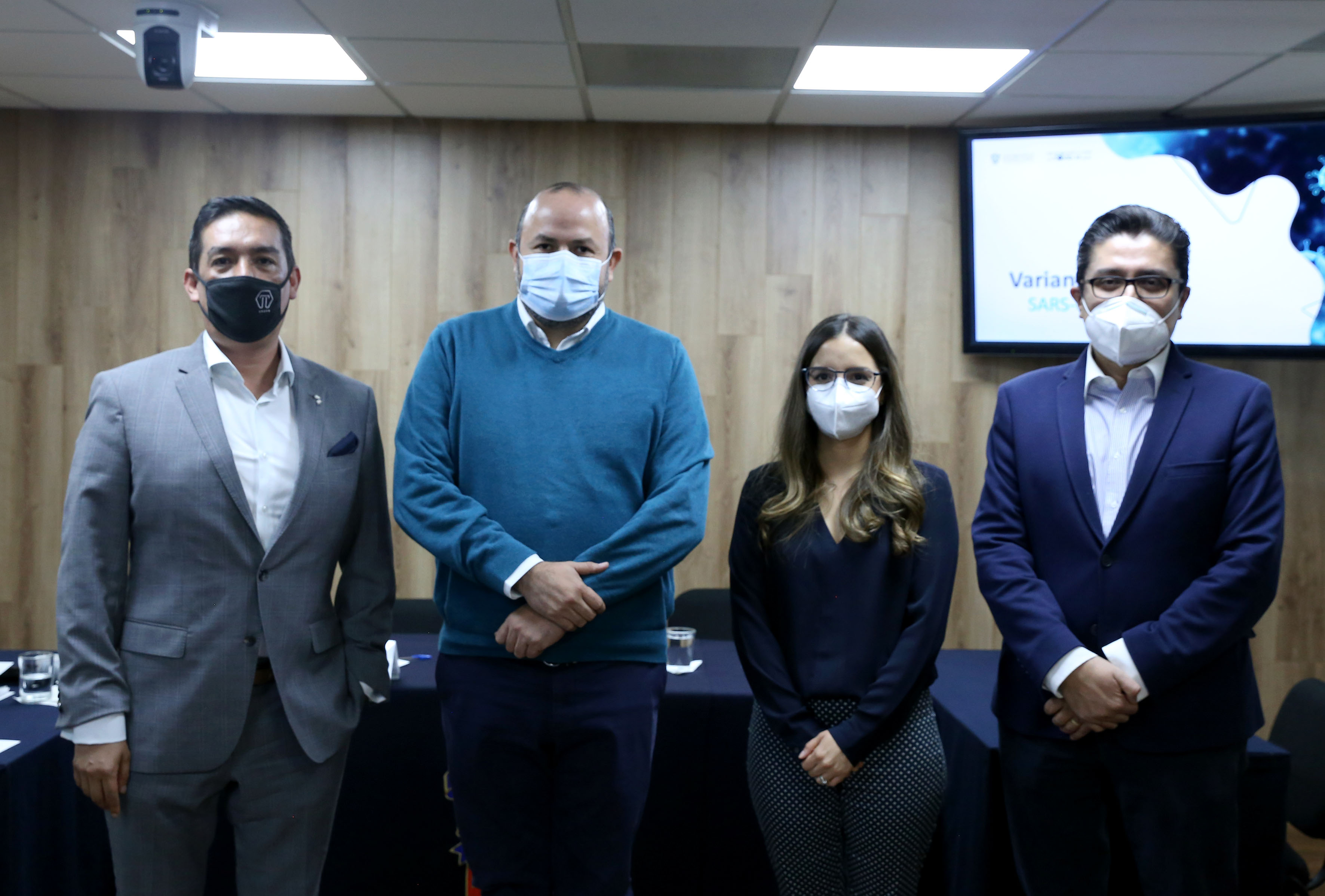 Participantes en la rueda de prensa posan para la foto al final de la misma