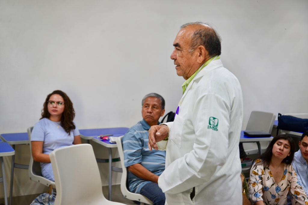 Dr. Alberto Reyes dirigiendo el conversatorio