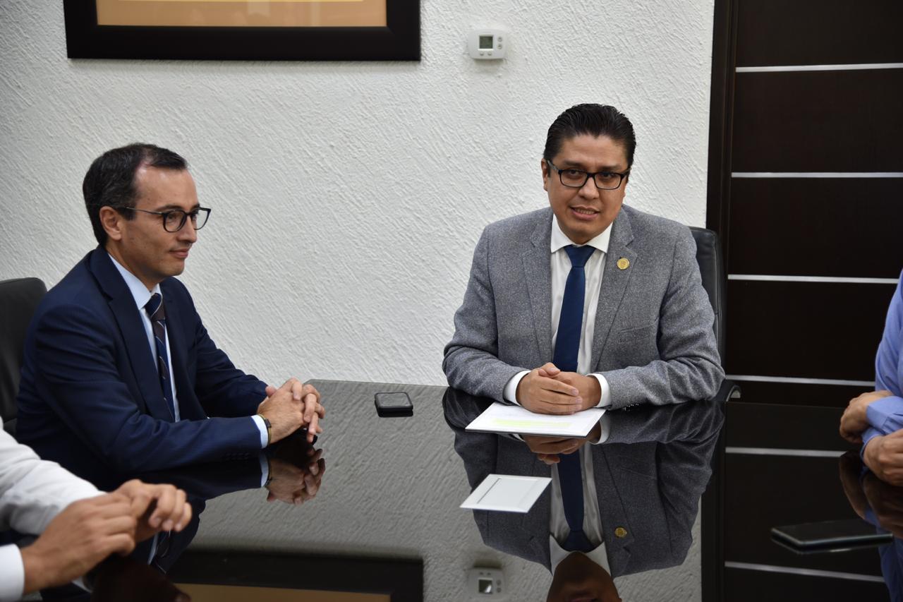 Rector de CUCS dando mensaje de arranque de la campaña, a su lado el coordinador general académico de la UdeG