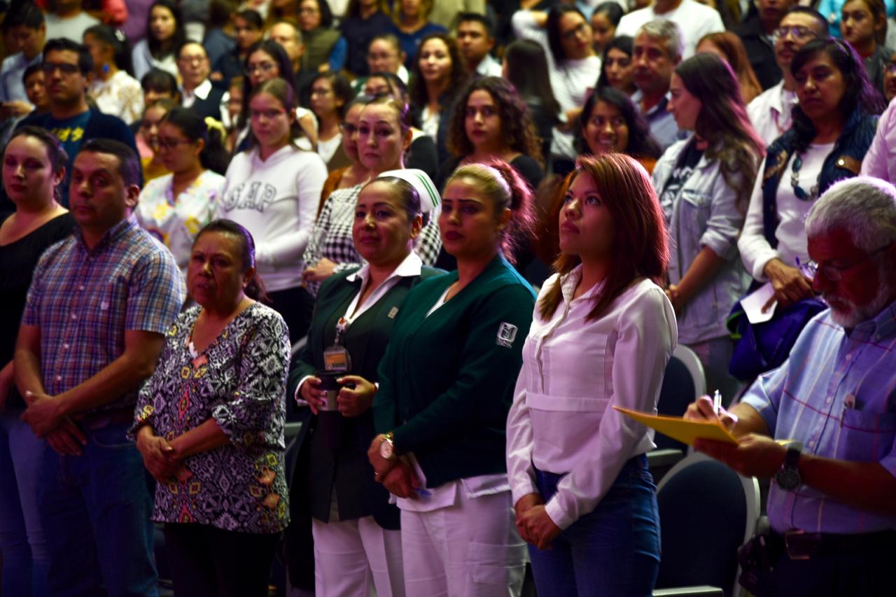 Asistentes de pie durante acto inaugural