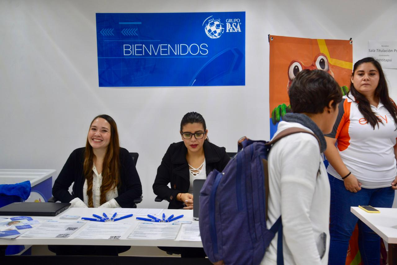 Stand de empresa recibiendo postulantes