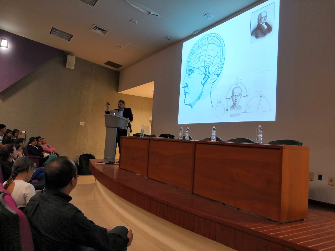 Conferencista en podium y diapositiva 