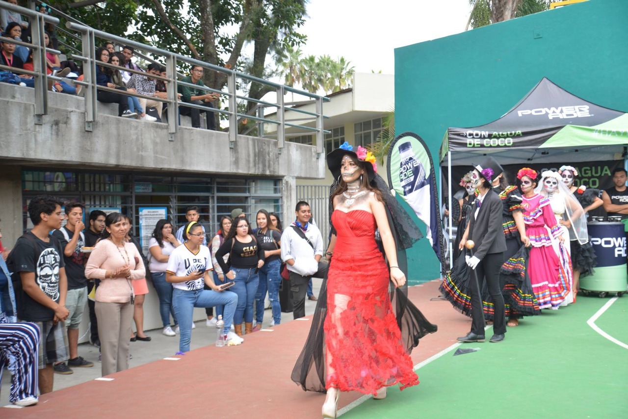 Alumna haciendo pasarela en desfile de catrinas