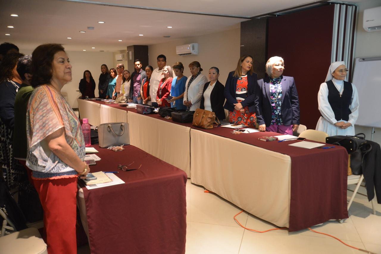 Asistentes de pie en la declaratoria inaugural