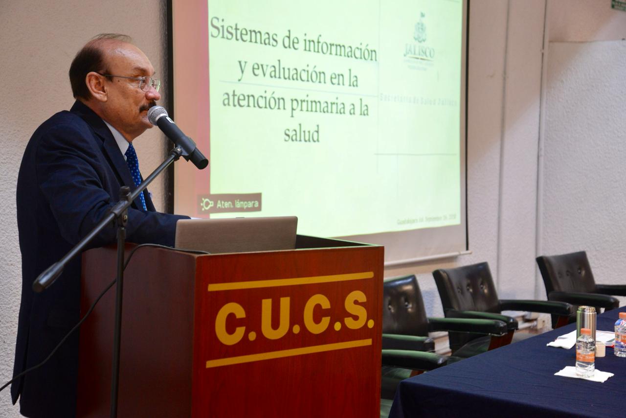 Dr. Cristóbal Ruiz Gaytán al micrófono en el podium impartiendo conferencia