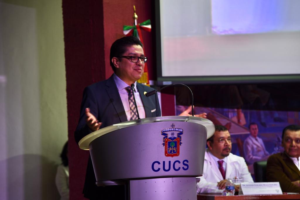 Rector del CUCS ofreciendo mensaje de bienvenida a alumnos admitidos