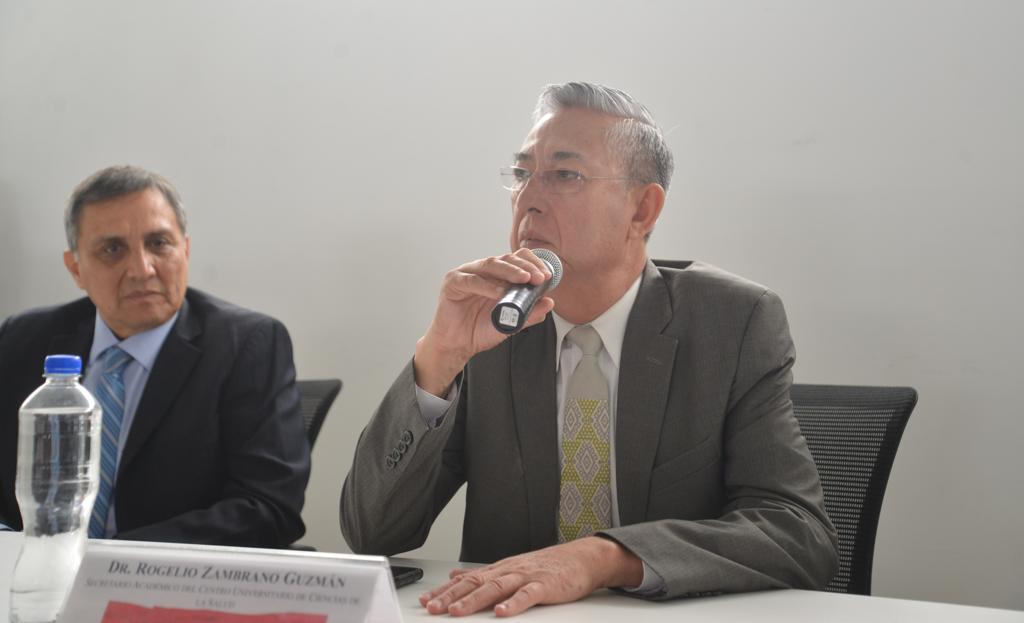 Dr. Rogelio Zambrano al micrófono ofreciendo mensaje inaugural