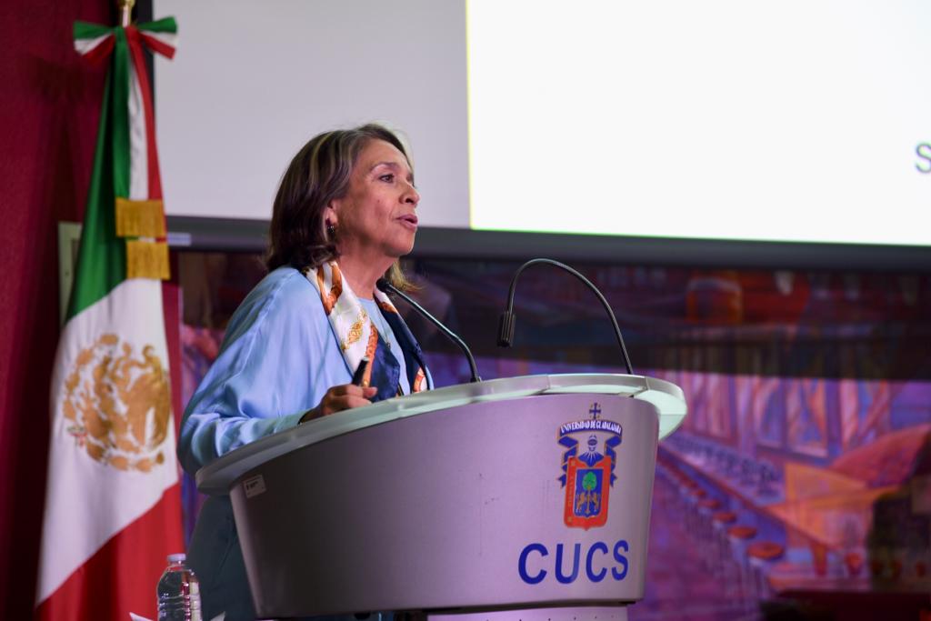 Jefa Departamento Reproducción Humana dictando conferencia desde el pódium