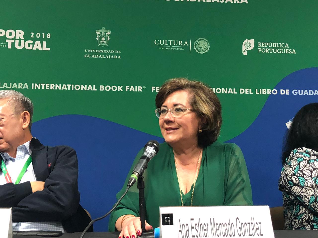 Dra Ana Esther Mercado al micrófono en el presídium