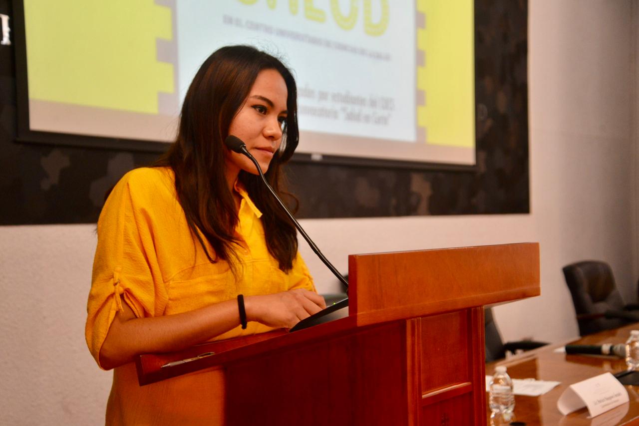 Yaharia Urzúa, segundo lugar haciendo uso de la voz en el podio