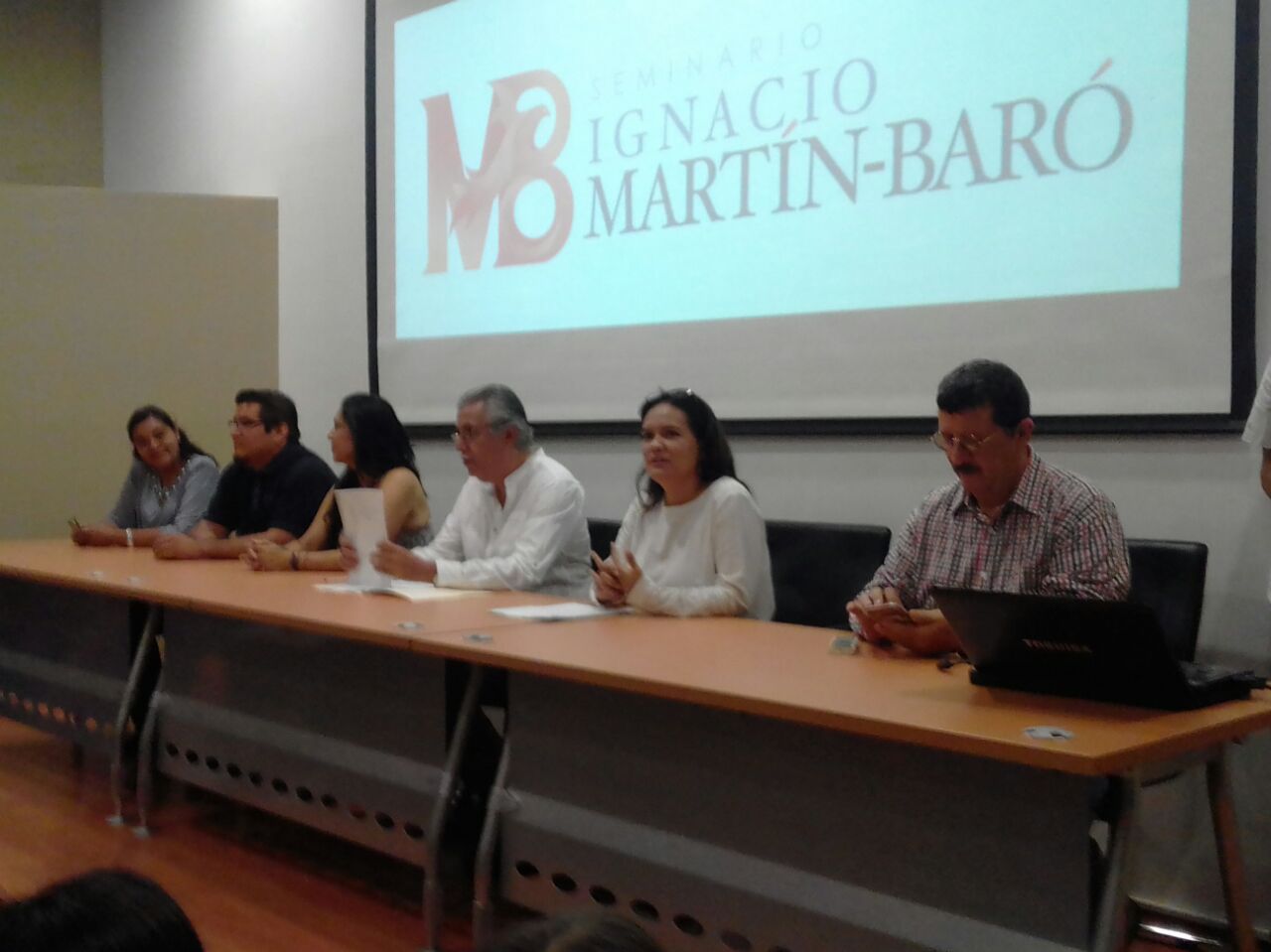 Miembros del presídium escuchando la disertación del Dr. Jorge Gastón Gutiérrez