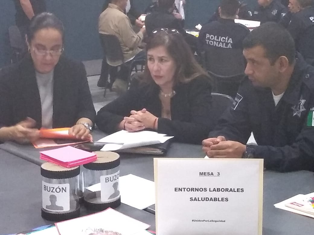 Personal del CUCS dirigiendo los talleres 
