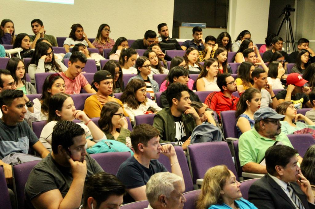 Estudiantes y público asistente a la conferencia. Auditorio a lleno total