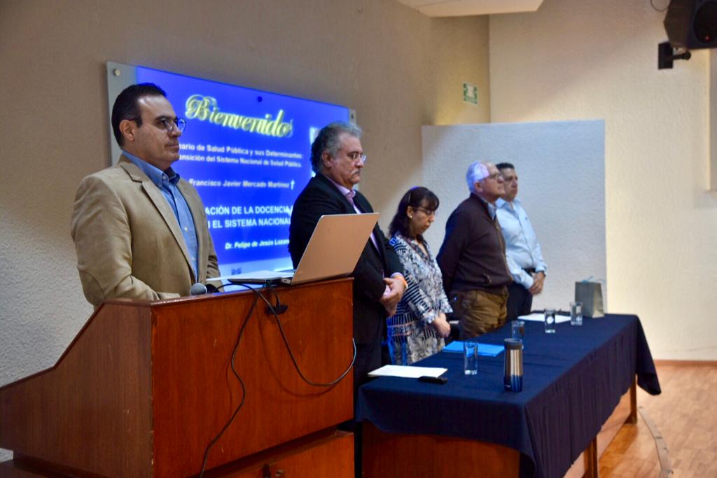 Miembros del presídium dedicando un minuto de silencio al Dr. Francisco Mercado