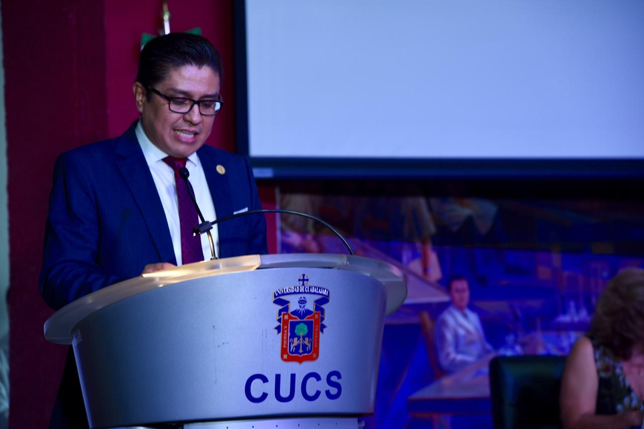 Rector ofreciendo discurso a graduados en el pódium