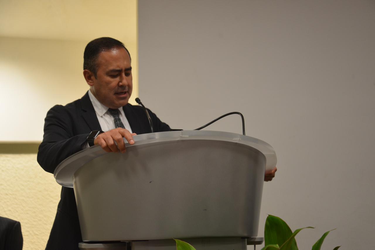 Rector CUCS ofreciendo mensaje en el podio