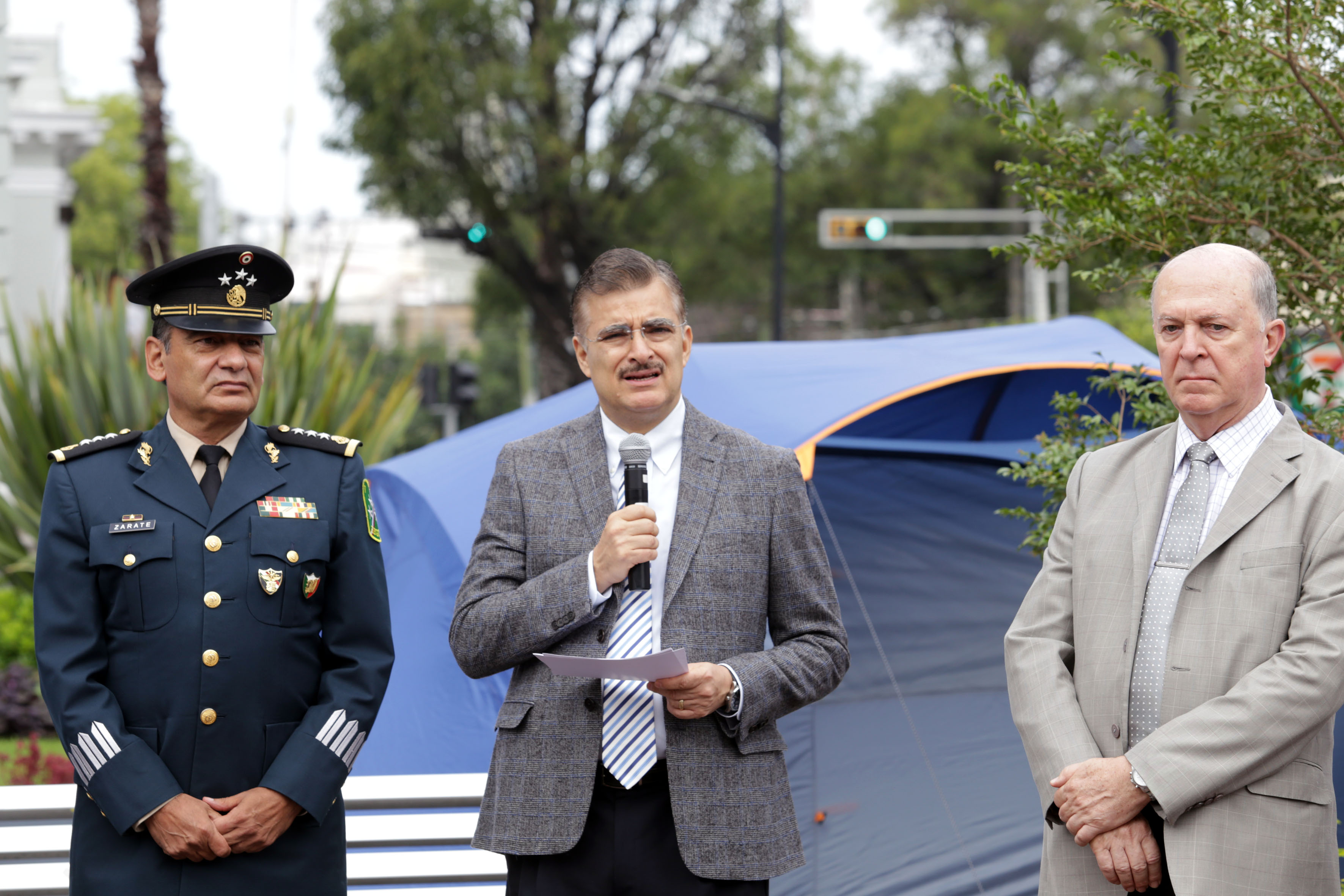 Rector General habla en compañía del vice rector y del General de la V Zona Militar