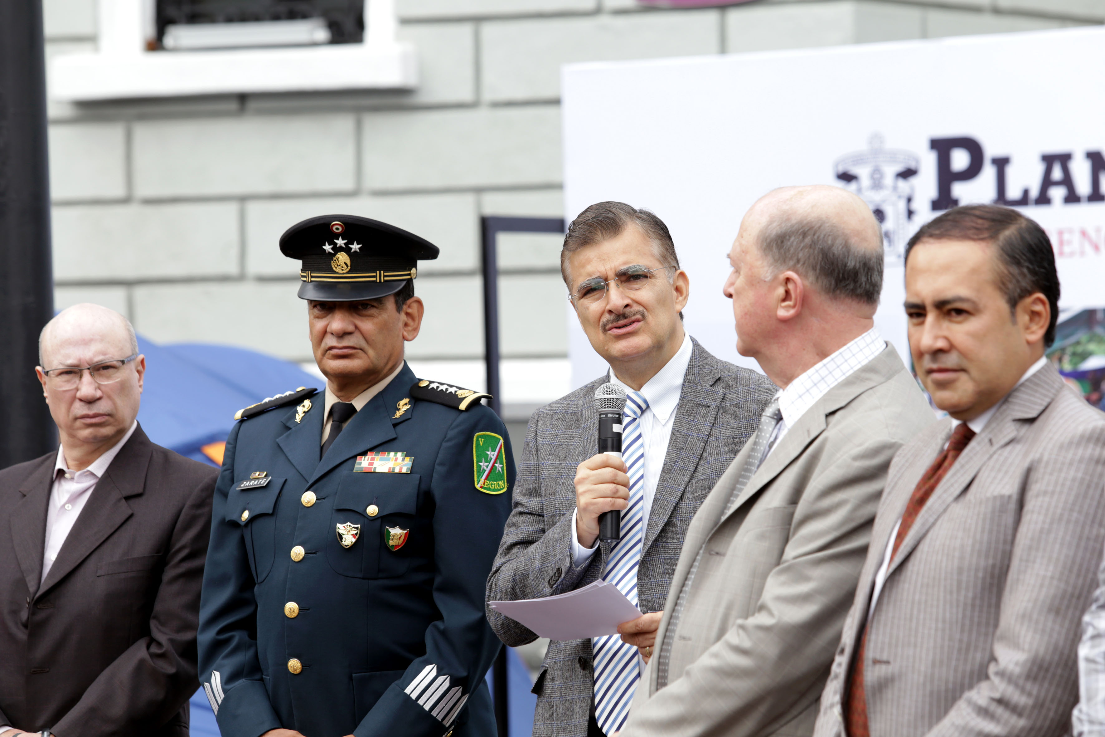 Rector general habla. En la imagen aparece el rector del CUCS, Dr. Jaime Andrade Villanueva