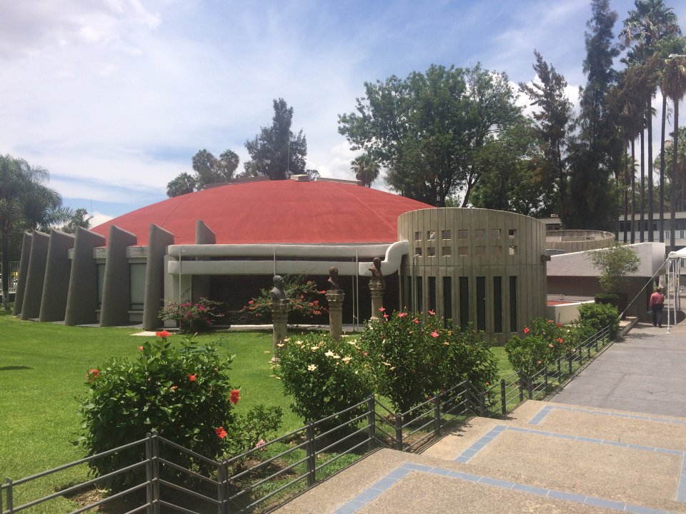 Vista externa del Auditorio Dr. Roberto Mendiola Orta