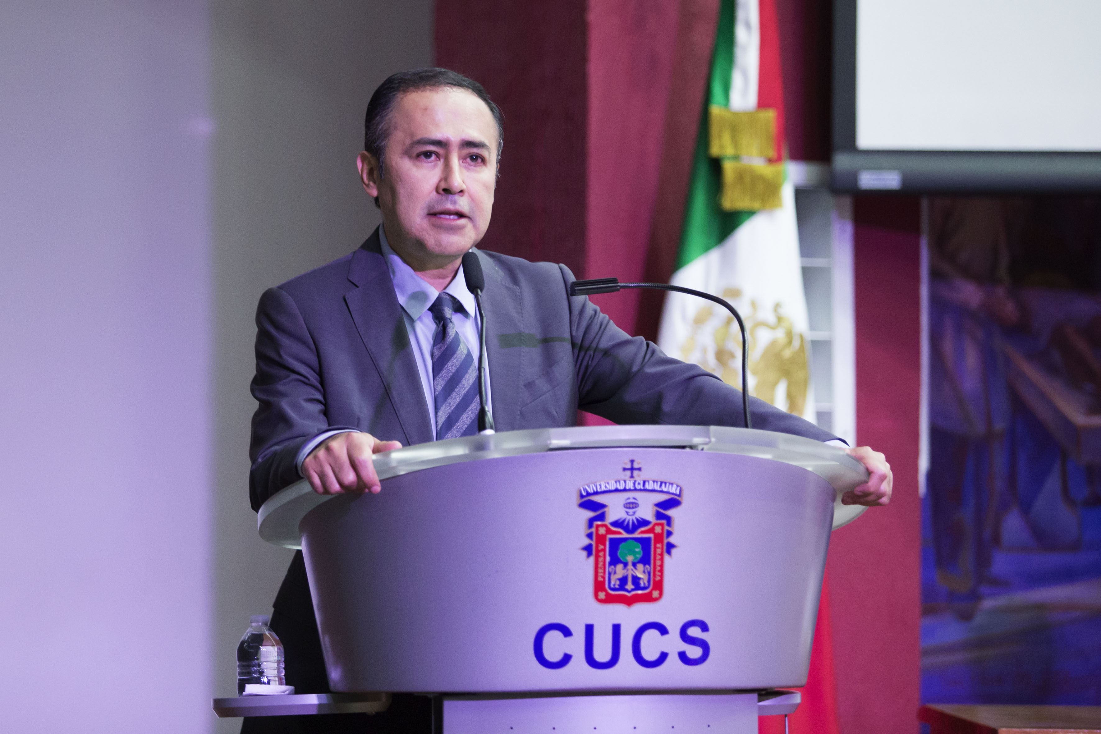 El rector del CUCS en el podium en la inauguración del Congreso