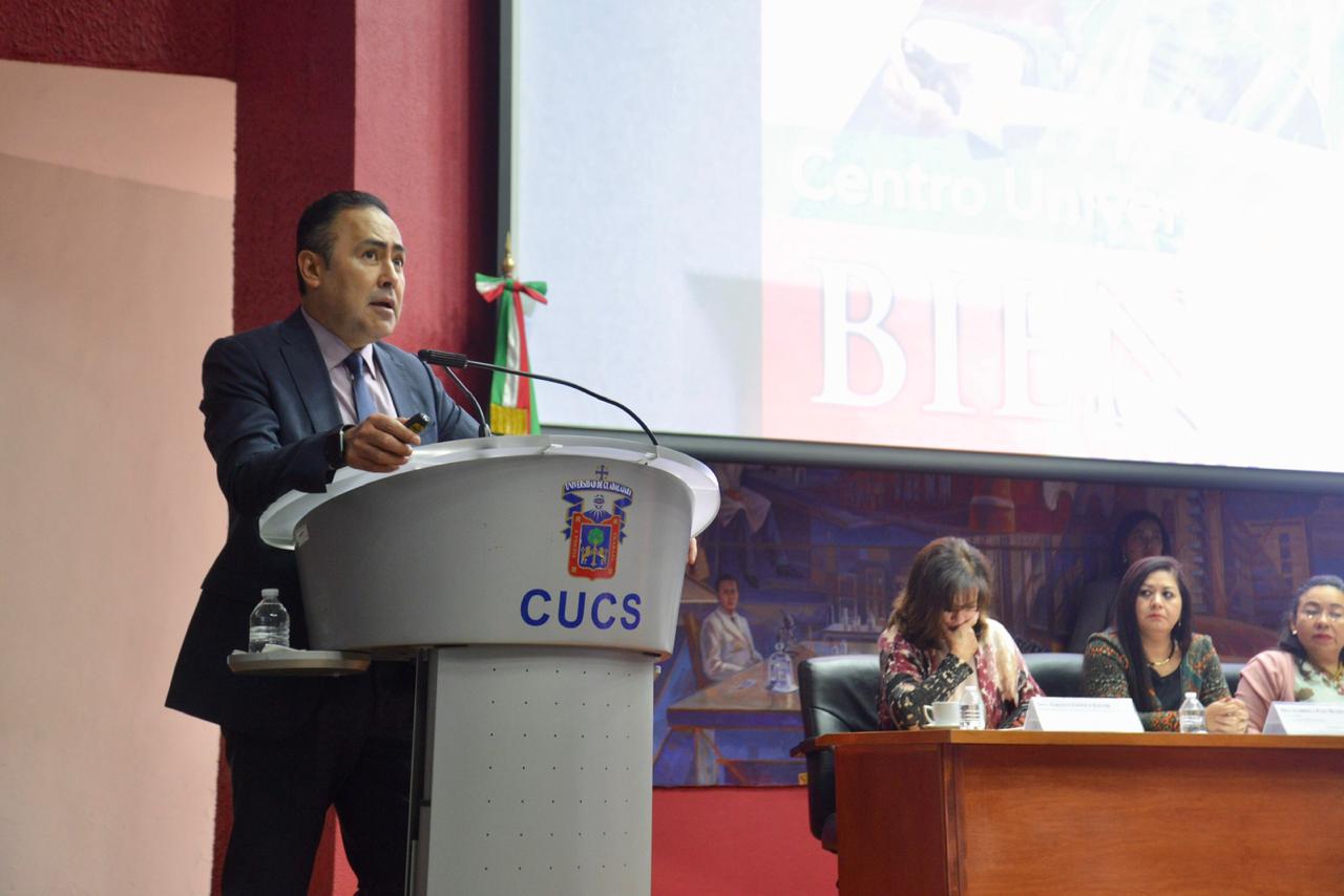 Rector del CUCS dando mensaje de bienvenida al iniciar proceso de reacreditación