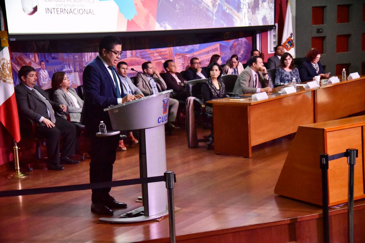 Rector del cucs dando mensaje, al fondo en la mesa del presídium funcionarios y directivos del centro