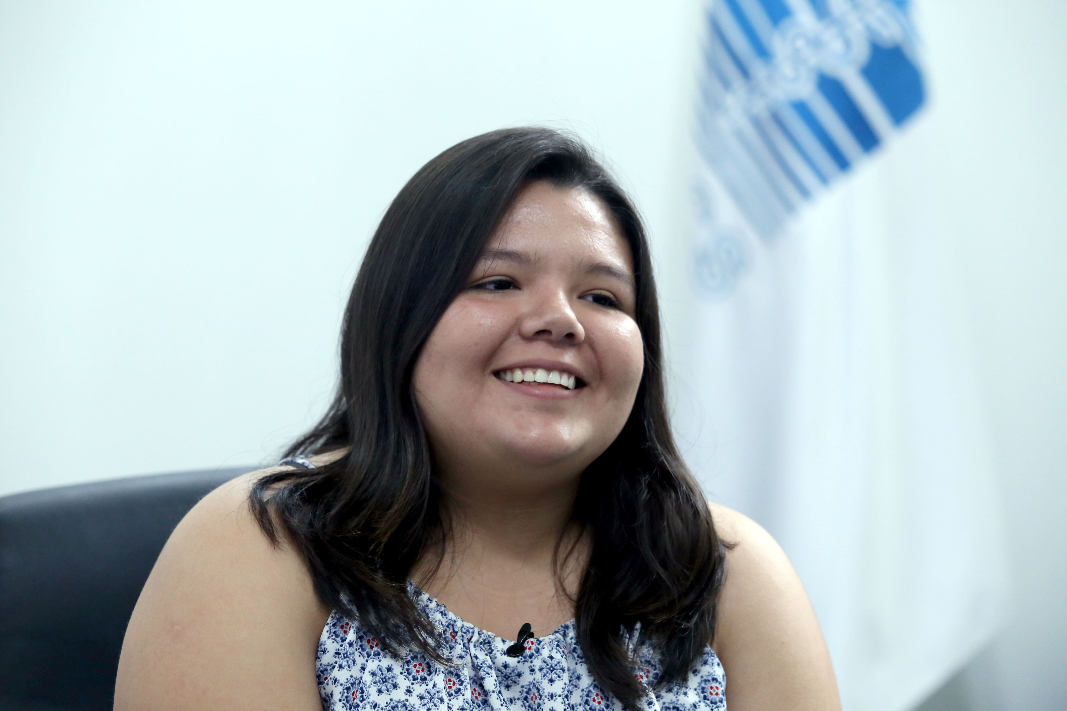 Alumna con mejor promedio sonrriendo durante la entrevista