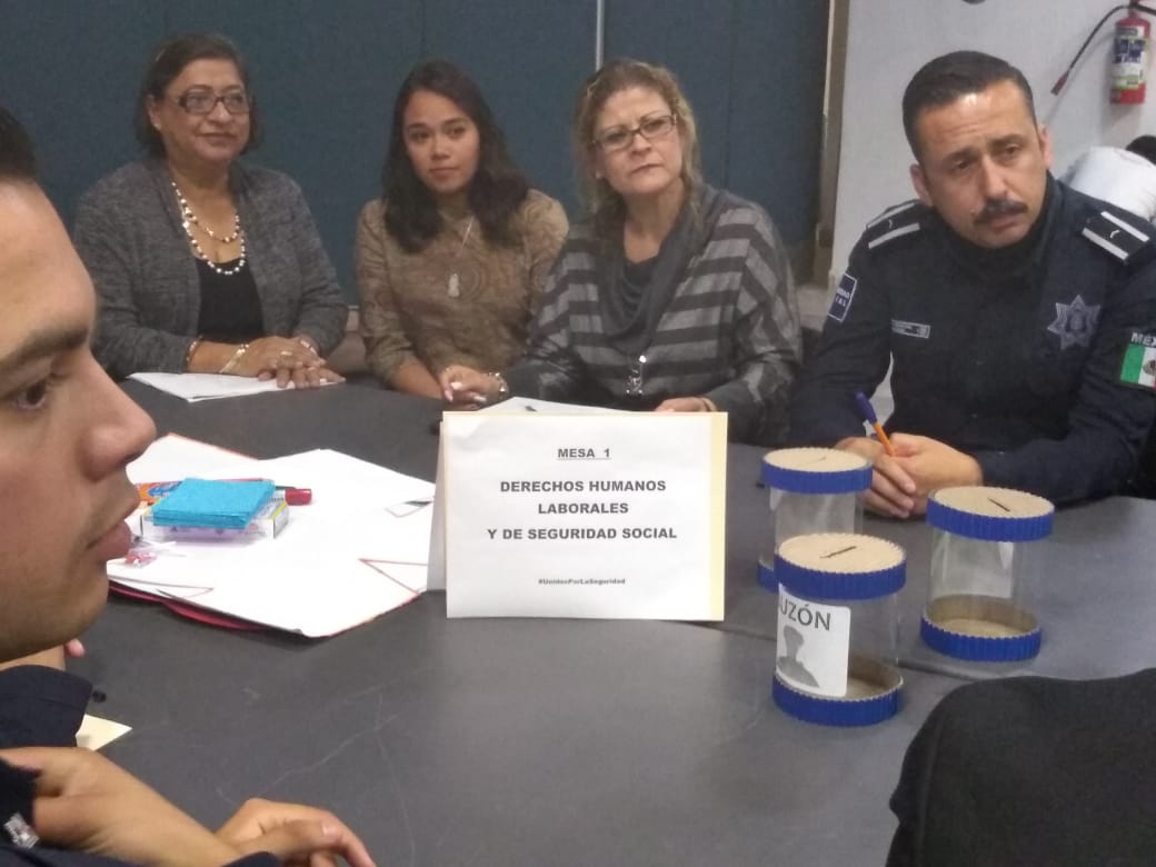 Personal del CUCS dirigiendo los talleres 