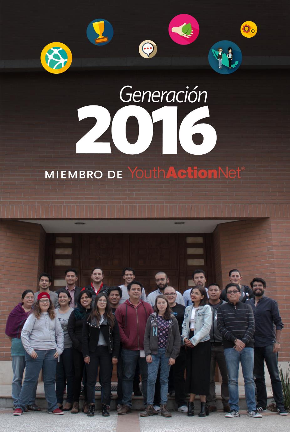 Grupo de estudiantes premiados afuera del salón