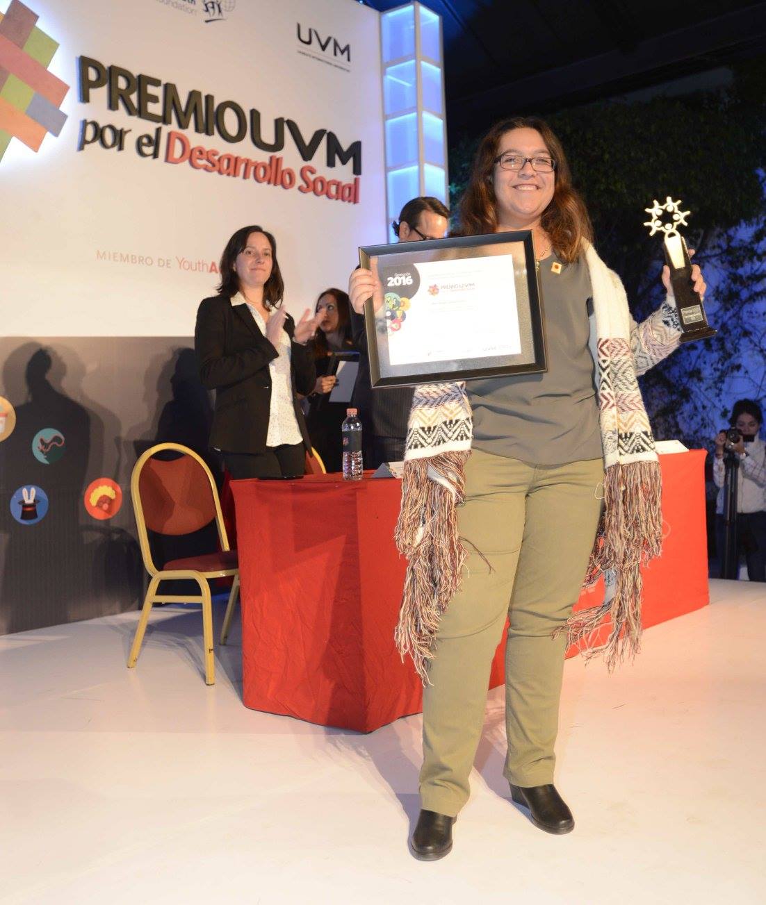 Alumna de Psicología exhibiendo su premio