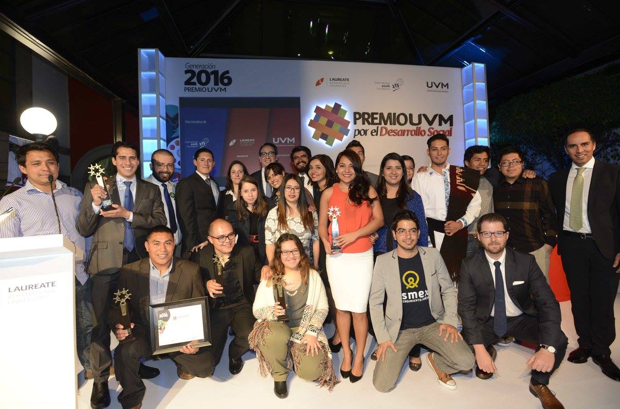 Grupo de estudiantes premiados en el salón 