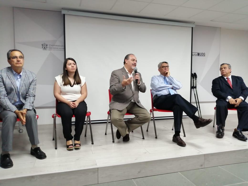 Directores del libro durante la presentación del mismo. Al micrófono el Secretario de Salud