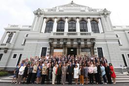 Fotografía general de los galardonados por 35 años de servicio en las escalinatas del Ex Edificio de Rectoría General