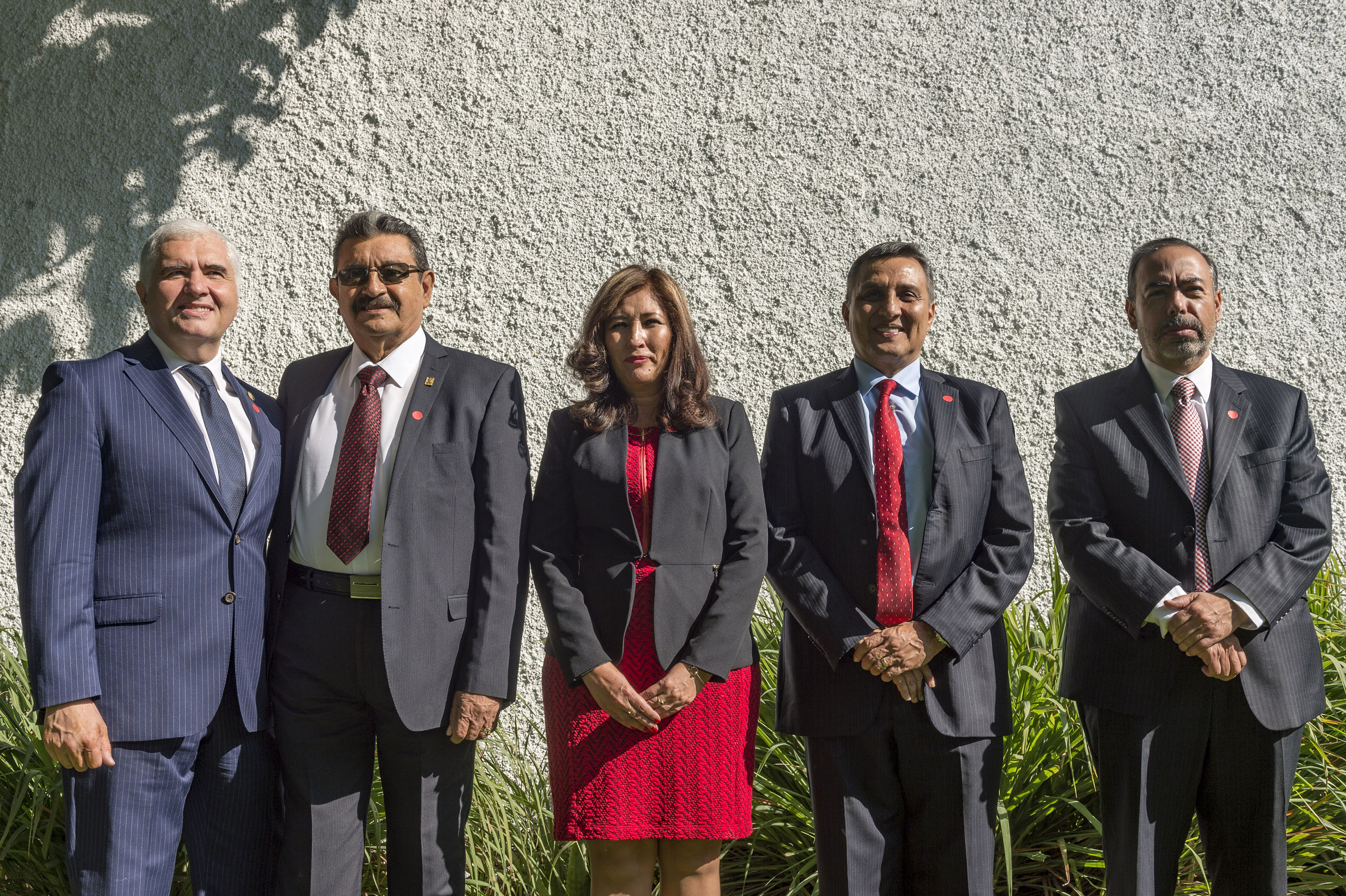Fotografía de los seis médicos reconocidos por el Gobierno de Jalisco
