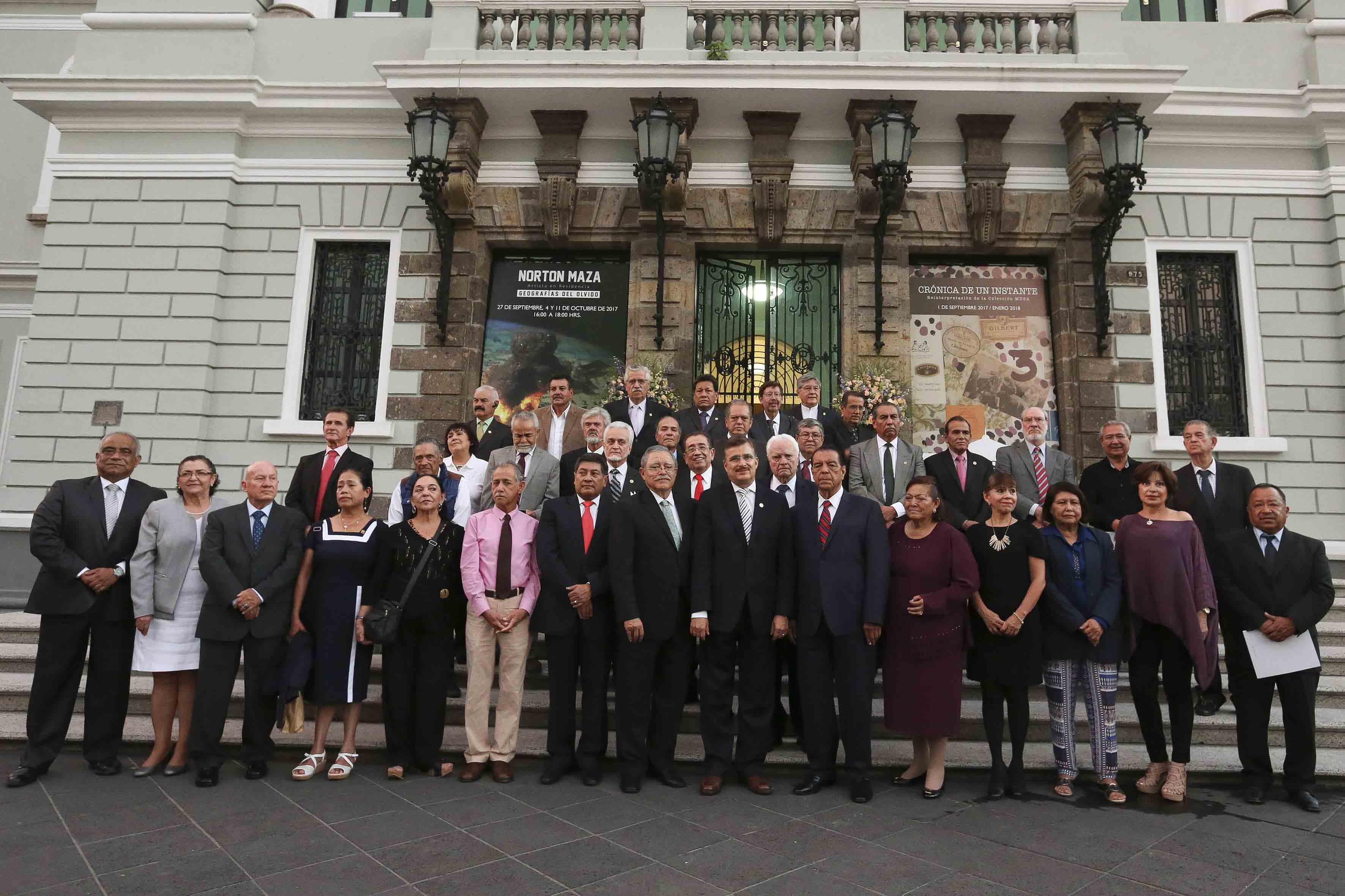 Fotografía grupal a las afueras del Paraninfo de la UdeG de cerca