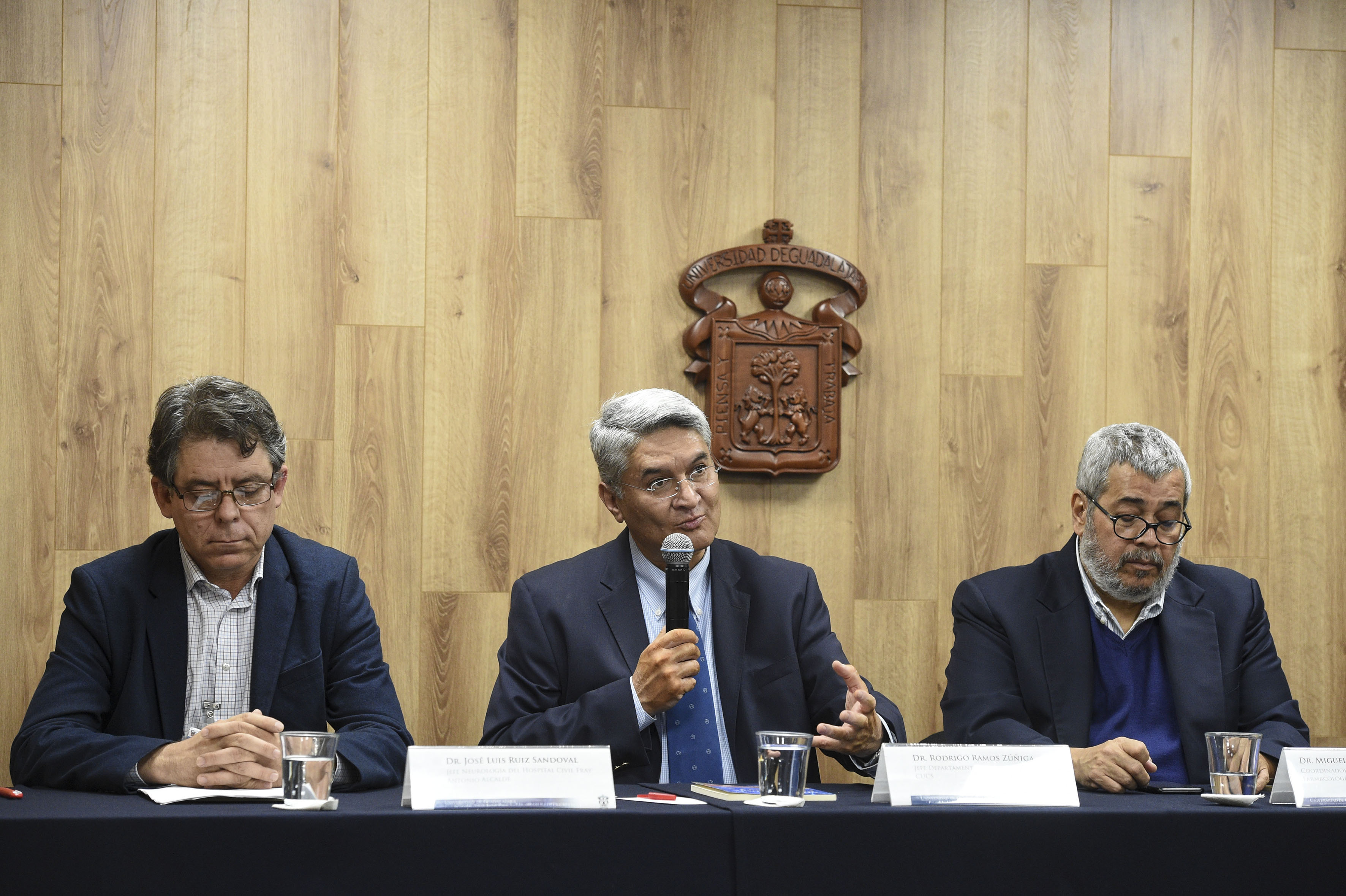 Al micrófono el Dr. Rodrigo Ramos Zúñiga en compañía de los miembros del presídium